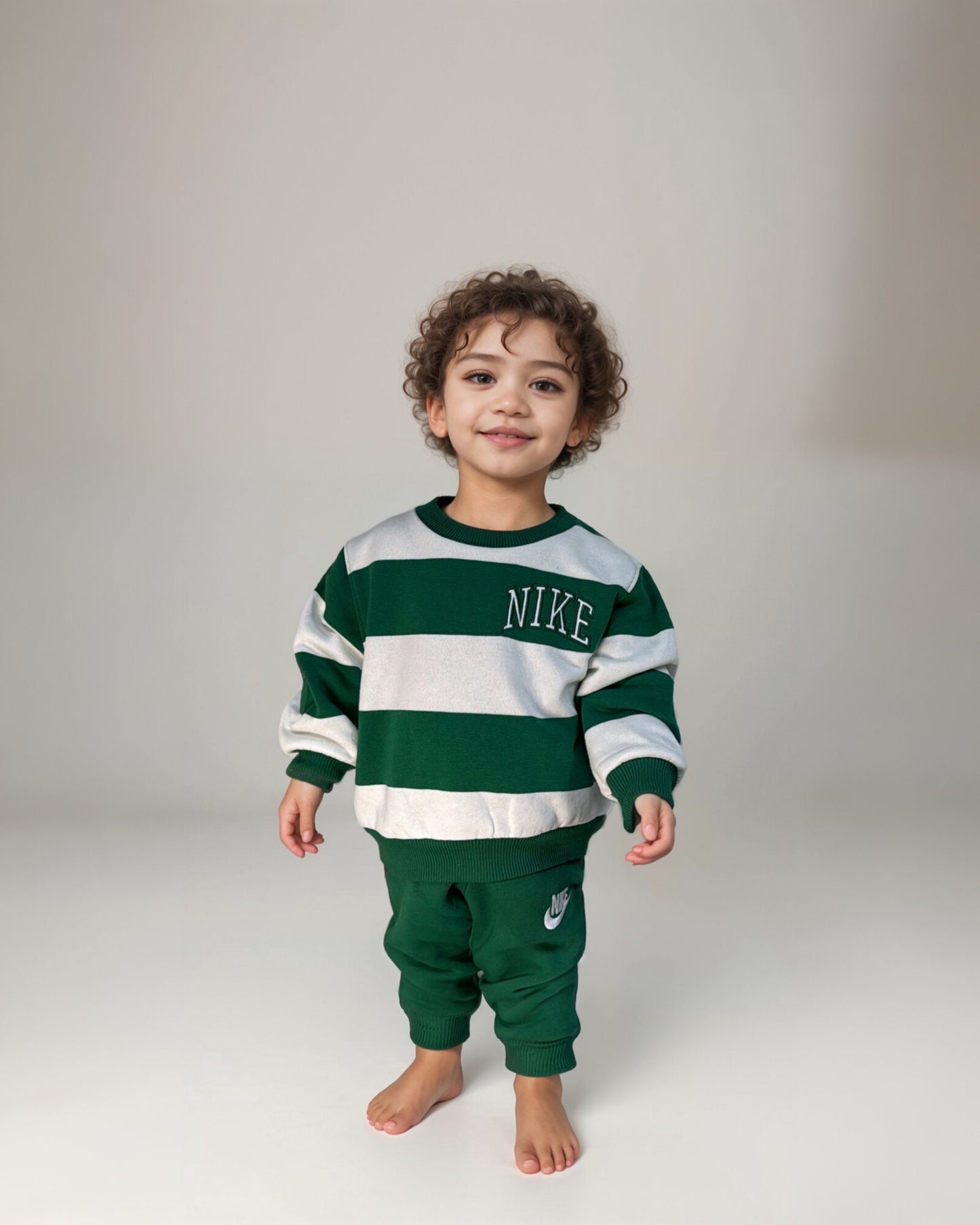 חליפת שתי חלקים ירוקה מבית נייקי | לתינוקות-ילדים