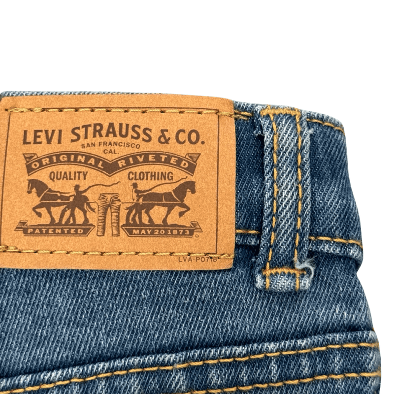 שורט ג׳ינס קצר לבנות עם כיתוב באזור המותן