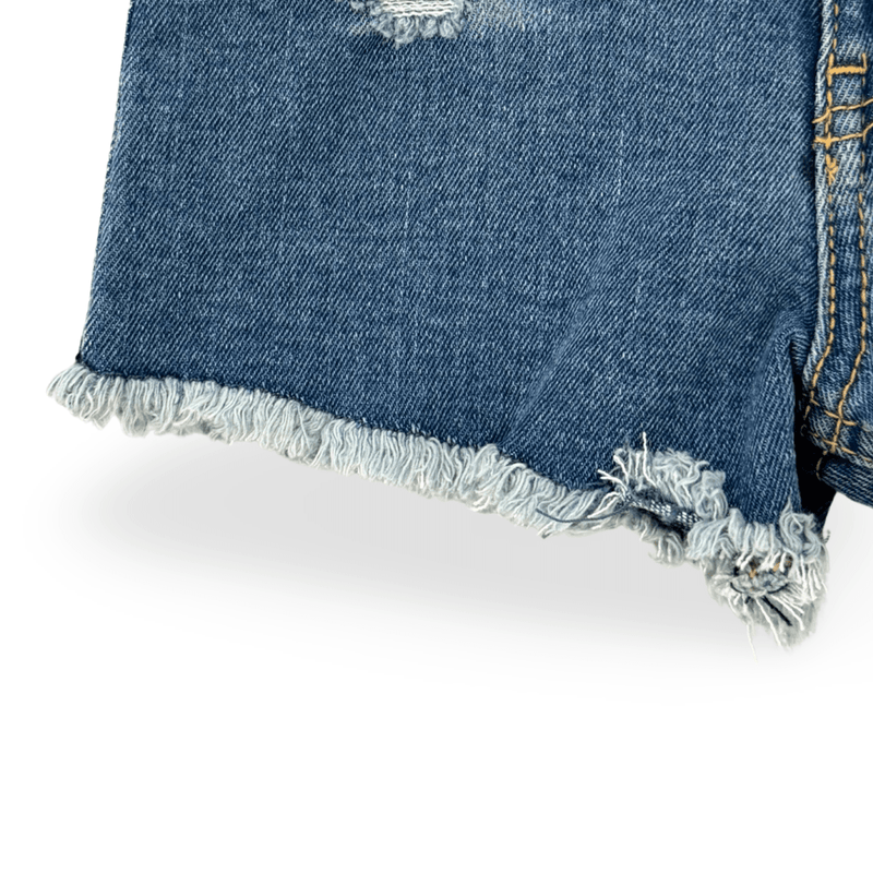 שורט ג׳ינס קצר לבנות עם כיתוב באזור המותן