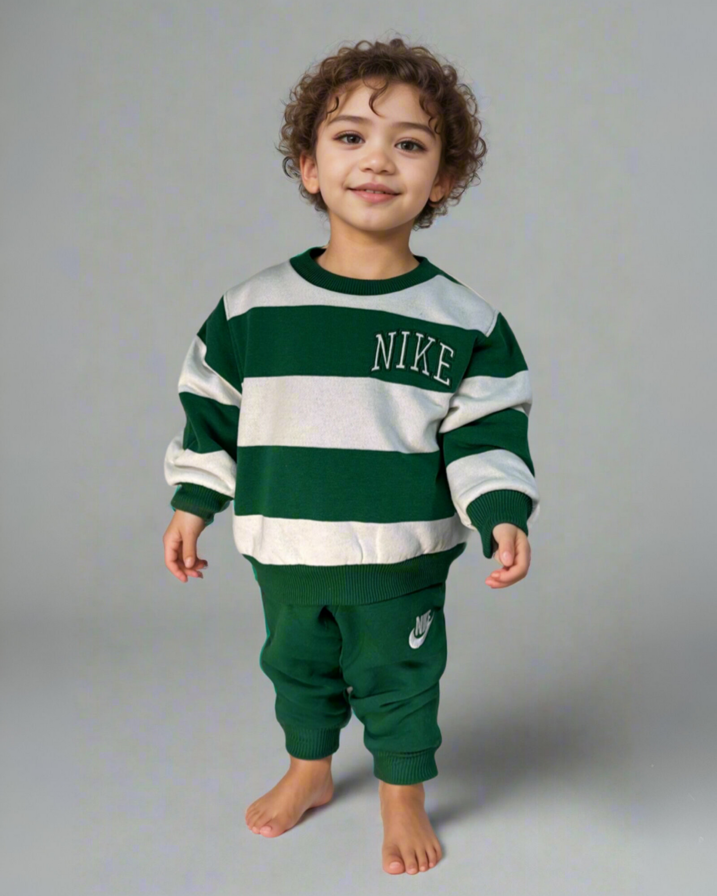 חליפת שתי חלקים ירוקה מבית נייקי | לתינוקות-ילדים