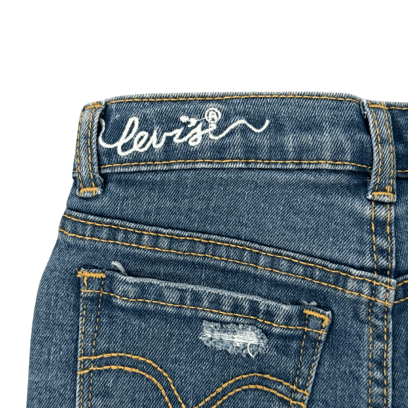 שורט ג׳ינס קצר לבנות עם כיתוב באזור המותן