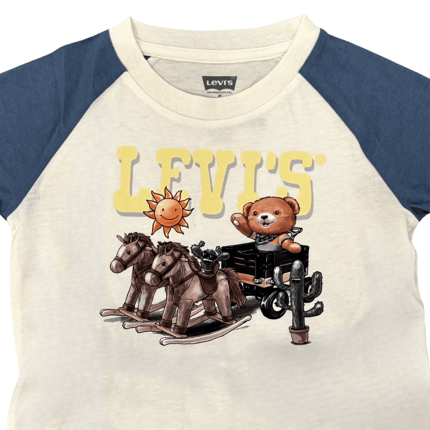 חליפת שני חלקים עם חולצה קצרה ושורט גינס לבנים