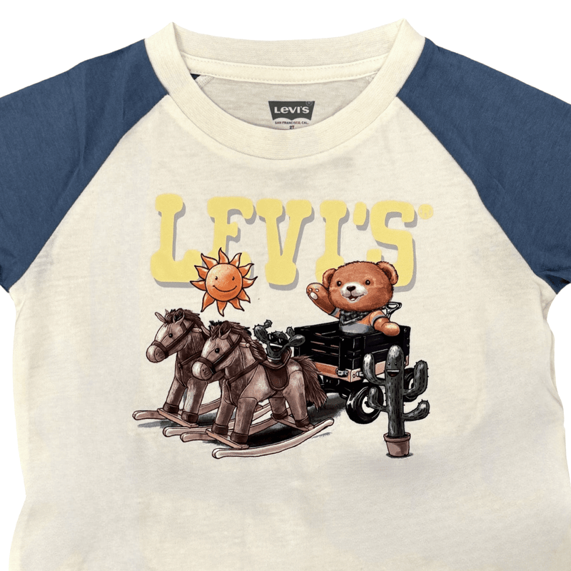 חליפת שני חלקים עם חולצה קצרה ושורט גינס לבנים