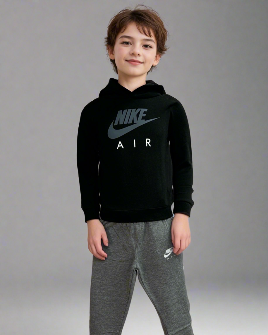 חליפת שתי חלקים מבית נייק לילד