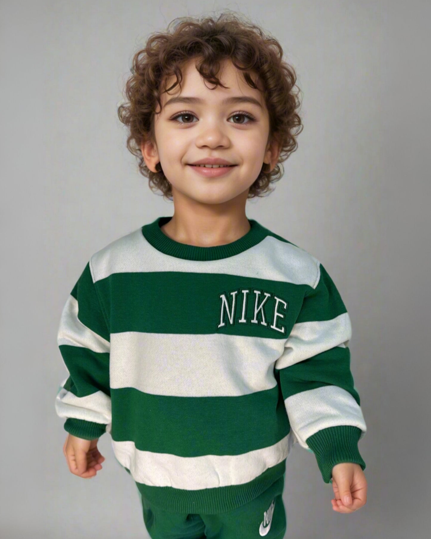 חליפת שתי חלקים ירוקה מבית נייקי | לתינוקות-ילדים