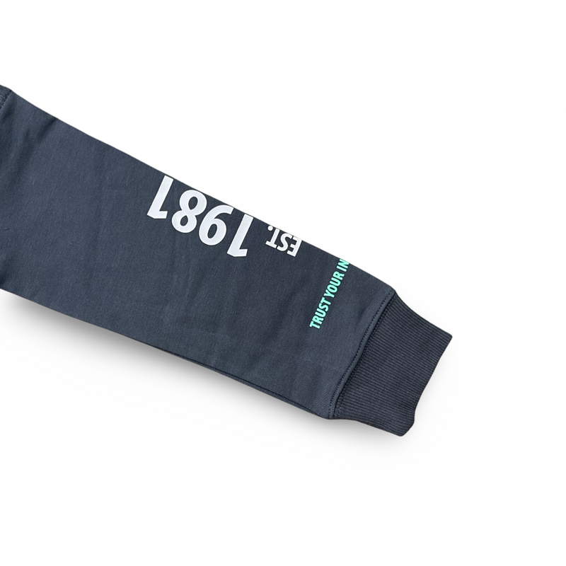 חליפת שתי חלקים לבנות בשלושה צבעים