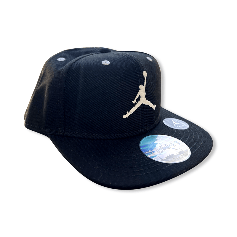 כובע מצחייה ישר לילדים שחור עם לוגו לבן