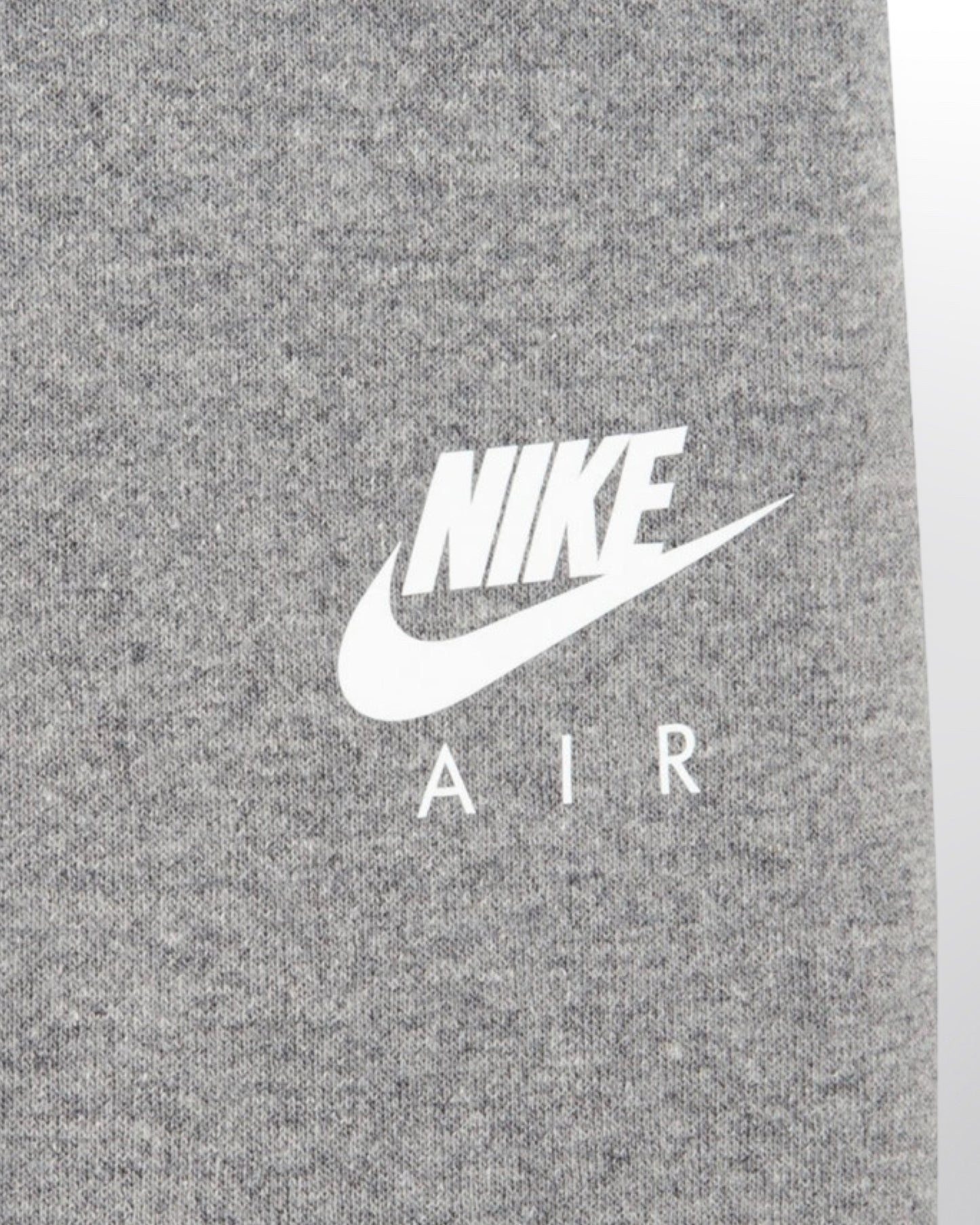 חליפת שתי חלקים מבית נייק לילד