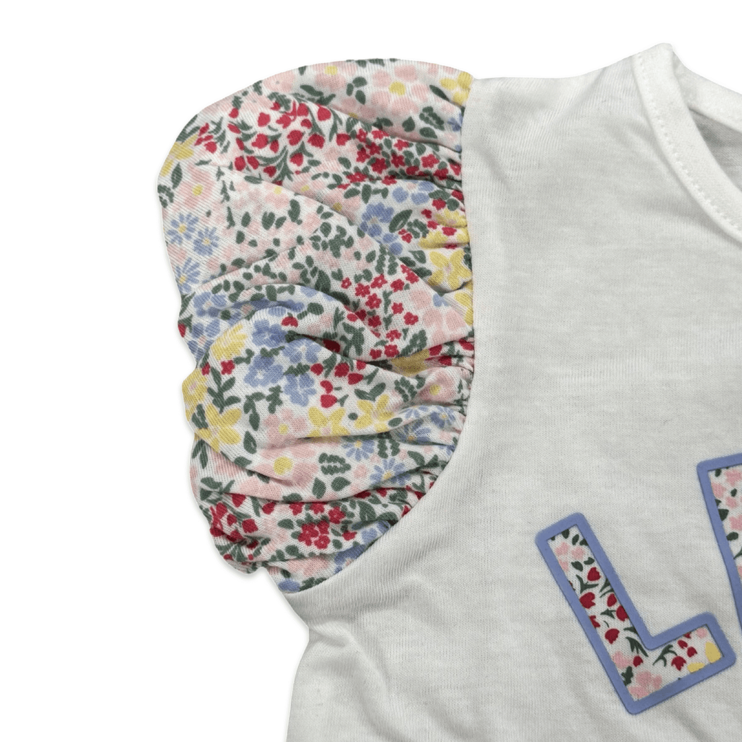 חליפת שתי חלקים חגיגית עם שרוולים מחויטים ושורט ג׳ינס