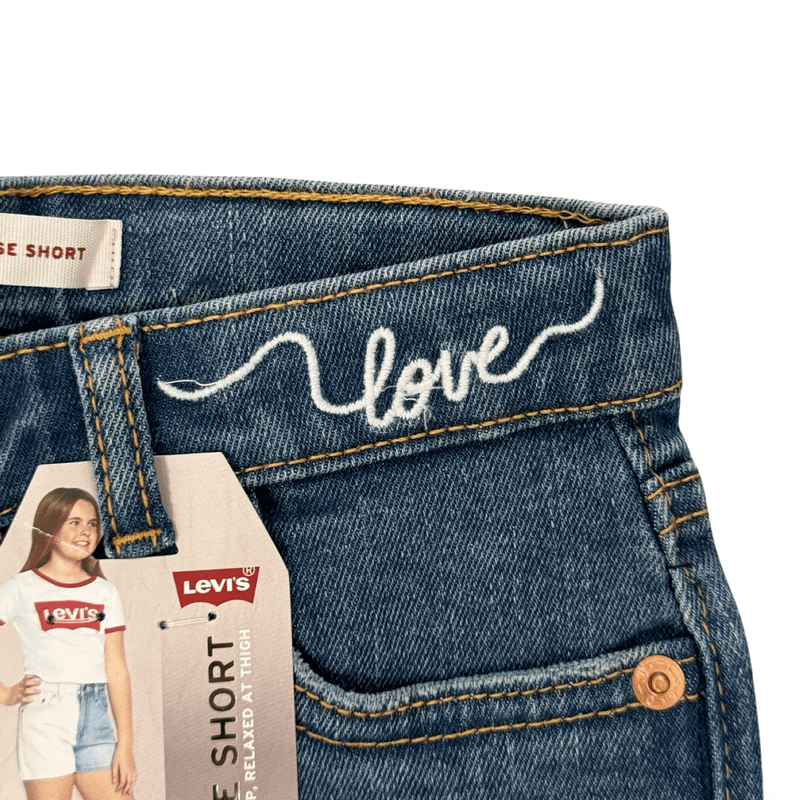 שורט ג׳ינס קצר לבנות עם כיתוב באזור המותן