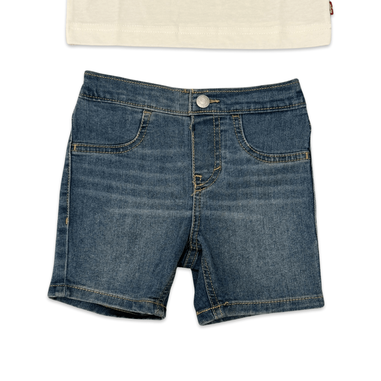 חליפת שני חלקים עם חולצה קצרה ושורט גינס לבנים