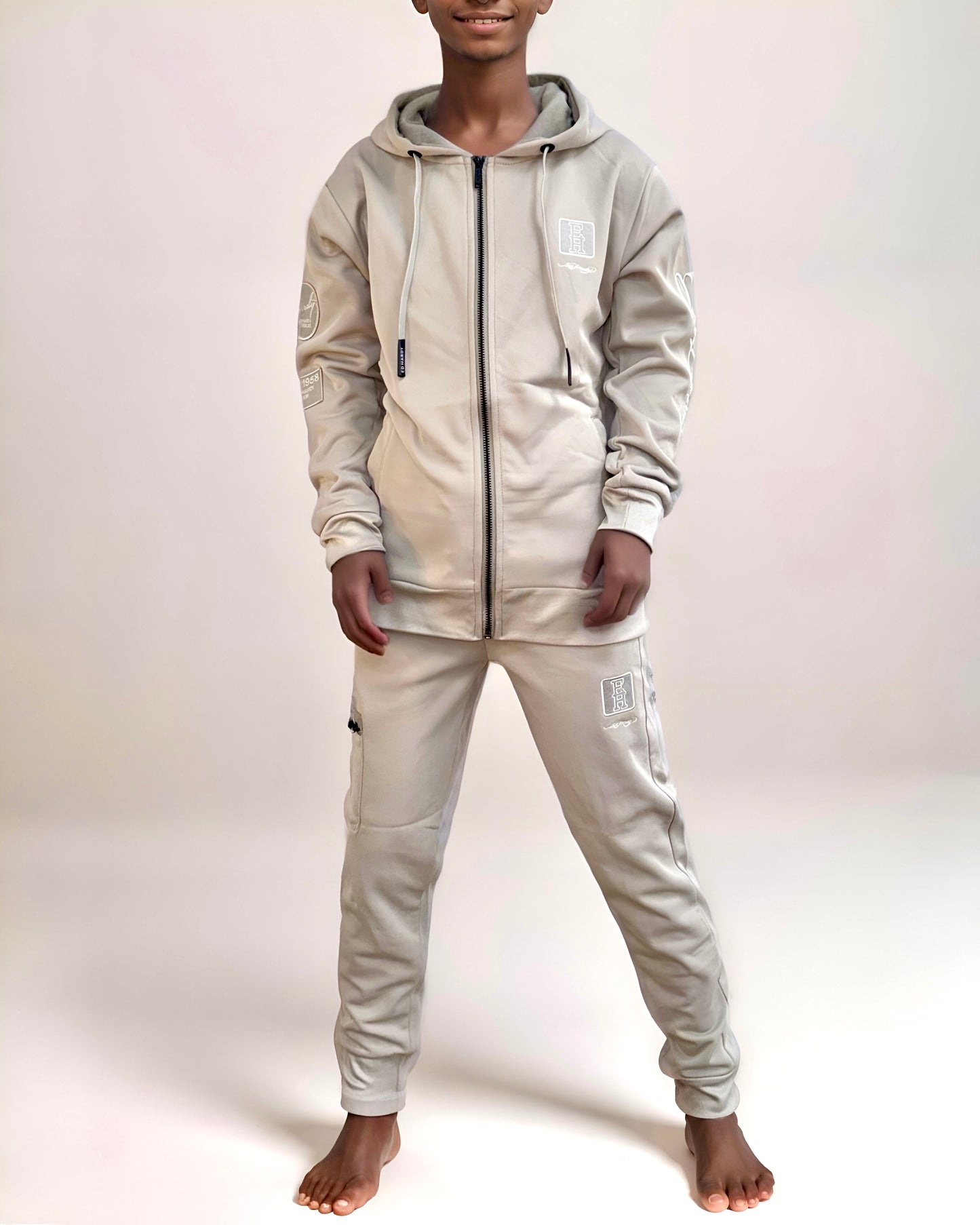 חליפת הד הרדי לבנים עם רוכסן וכיס דגמח- Los Angeles