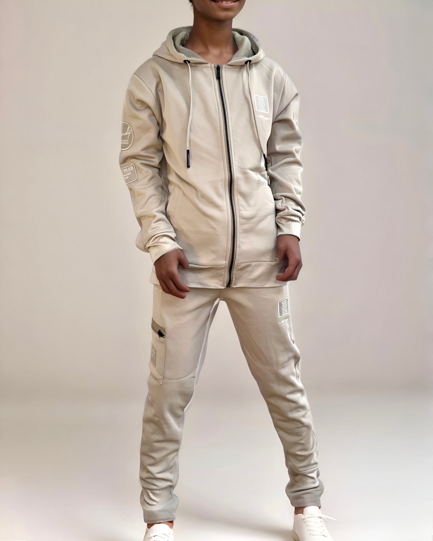 חליפת הד הרדי לבנים עם רוכסן וכיס דגמח- Los Angeles