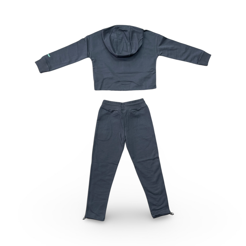 חליפת שתי חלקים לבנות בשלושה צבעים