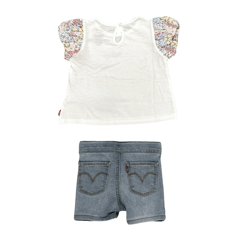 חליפת שתי חלקים חגיגית עם שרוולים מחויטים ושורט ג׳ינס