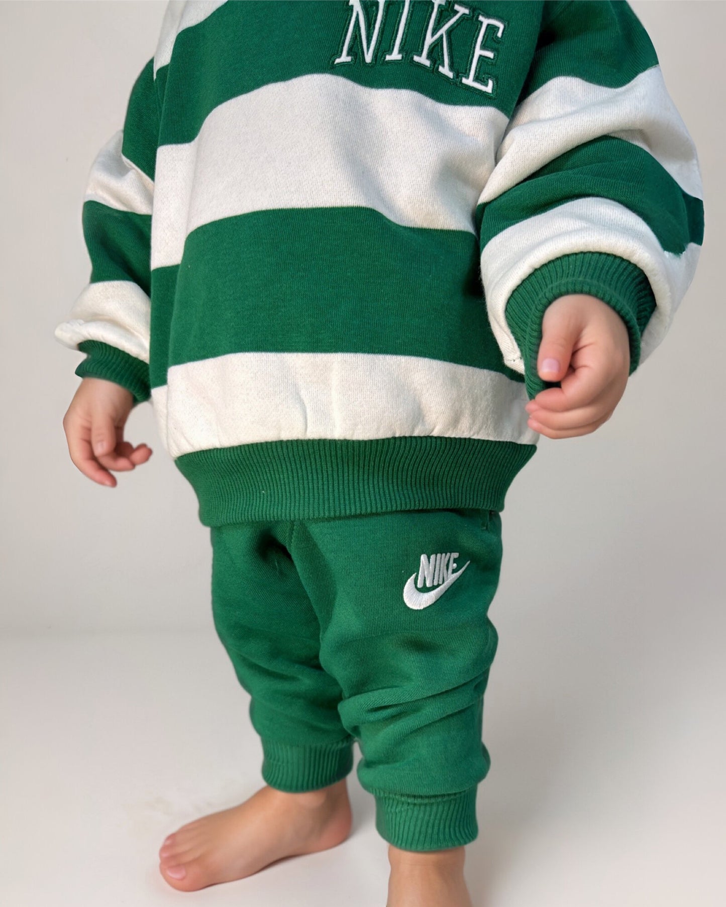 חליפת שתי חלקים ירוקה מבית נייקי | לתינוקות-ילדים