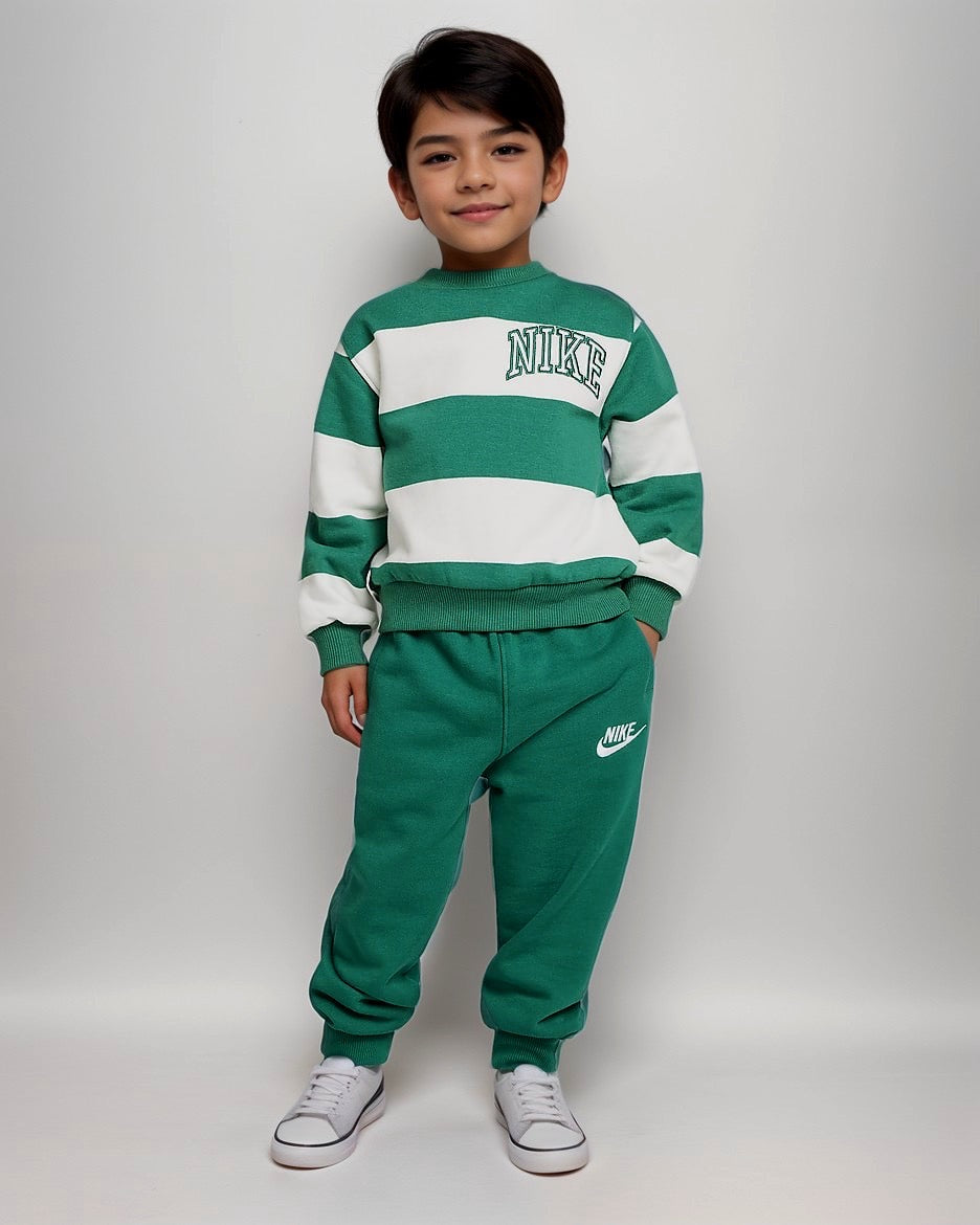 חליפת שתי חלקים ירוקה מבית נייקי | לתינוקות-ילדים